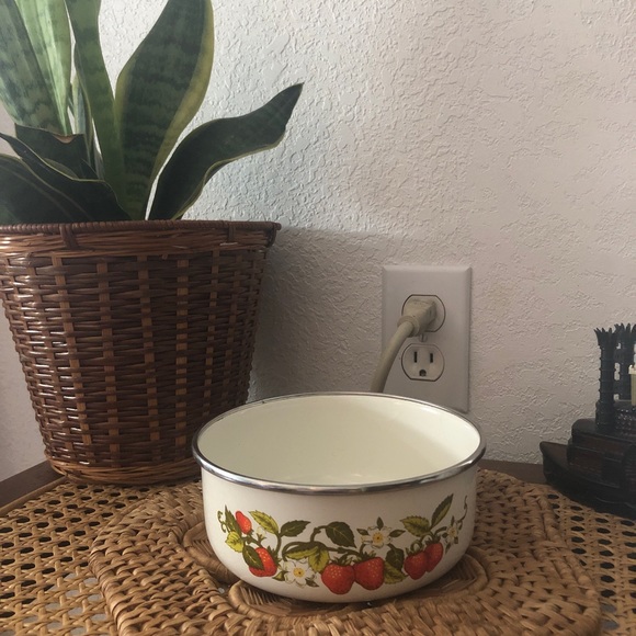 Kobe Kitchen Strawberry Enamel Nesting/Mixing Bowl - Picture 7 of 9